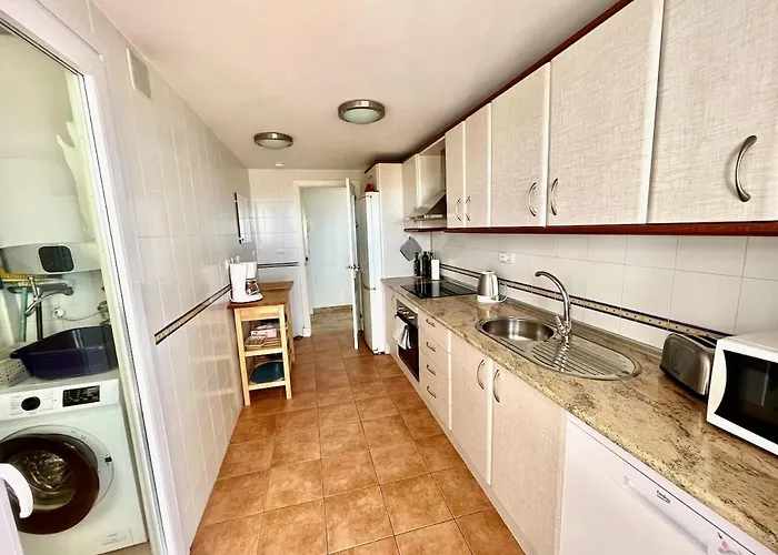 Penthouse Mit Private Dachterrasse Und Blick Auf Meer, Berge ,hafen