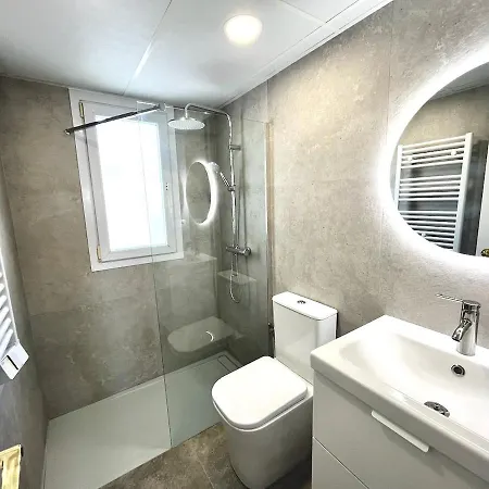 Penthouse Mit Private Dachterrasse Und Blick Auf Meer, Berge ,hafen