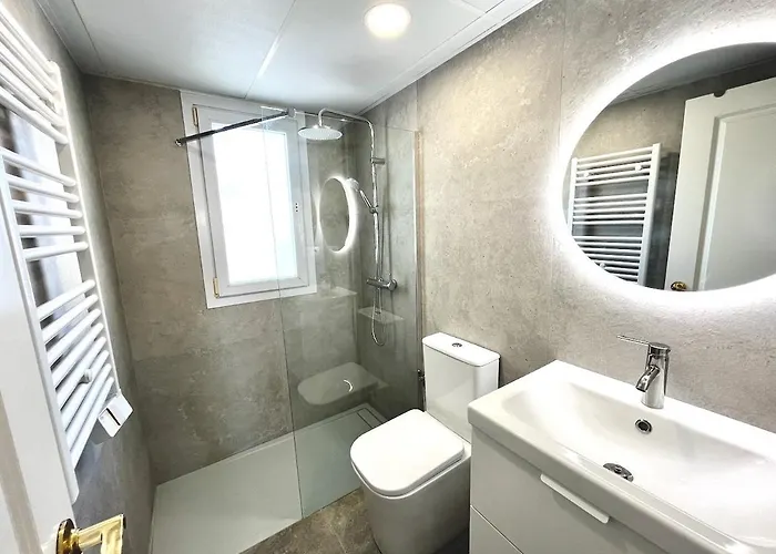 Penthouse Mit Private Dachterrasse Und Blick Auf Meer, Berge ,hafen